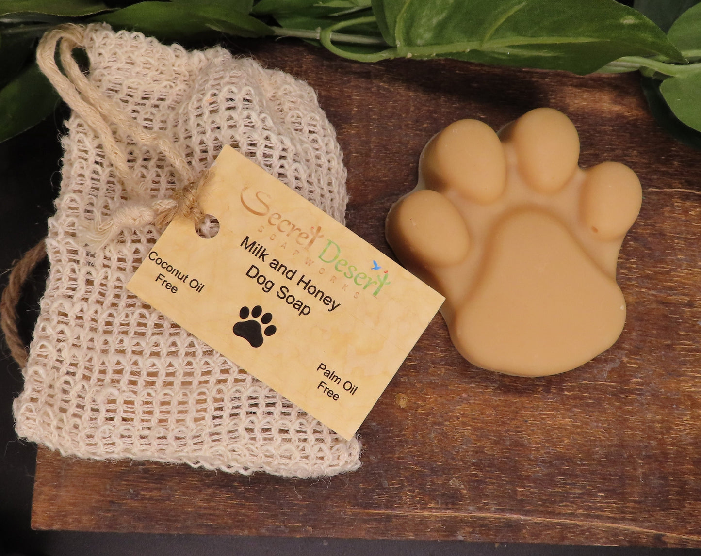Cold processed natural soap for dogs. Only 4 ingredients. Laurelberry Oil, Babassu Oil, Honey and Goat Milk
